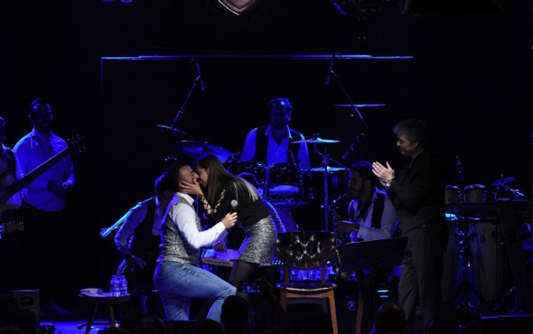 Cengiz Kurtoğlu ne yapacağını şaşırdı sahneye çıkıp öpüştüler - Resim: 1