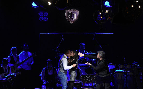 Cengiz Kurtoğlu ne yapacağını şaşırdı sahneye çıkıp öpüştüler - Resim: 2