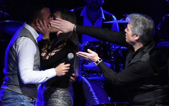 Cengiz Kurtoğlu ne yapacağını şaşırdı sahneye çıkıp öpüştüler - Resim: 3