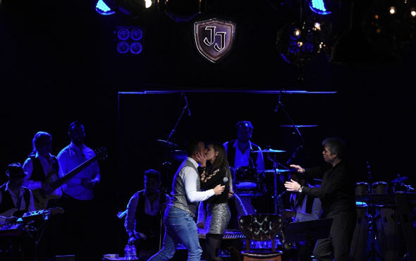 Cengiz Kurtoğlu ne yapacağını şaşırdı sahneye çıkıp öpüştüler - Resim: 4