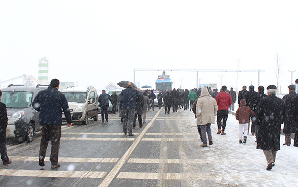 Ağrılılar AK Parti adayı Savcı Sayan'ı coşkuyla karşıladı - Resim: 1