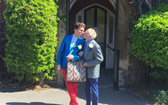 Eski papaz 25 yaşındaki genç eşiyle barıştı: Tutkulu bir ilişkimiz var - Resim: 1