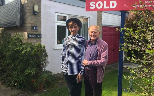 Eski papaz 25 yaşındaki genç eşiyle barıştı: Tutkulu bir ilişkimiz var - Resim: 2