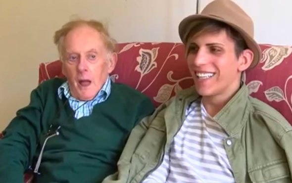 Eski papaz 25 yaşındaki genç eşiyle barıştı: Tutkulu bir ilişkimiz var - Resim: 4