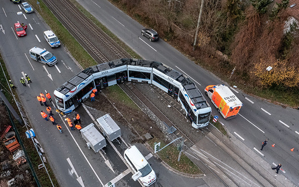 Kamyon ile tramvay çarpıştı: Çok sayıda yaralı var! - Resim: 1