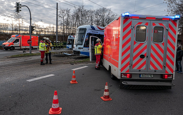 Kamyon ile tramvay çarpıştı: Çok sayıda yaralı var! - Resim: 2