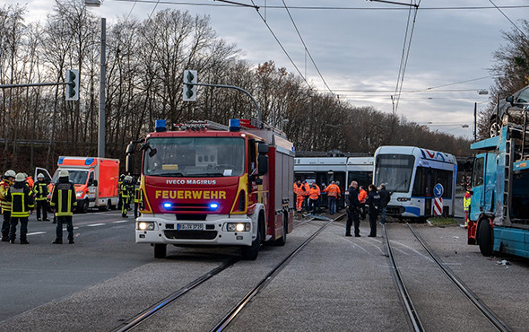 Kamyon ile tramvay çarpıştı: Çok sayıda yaralı var! - Resim: 4
