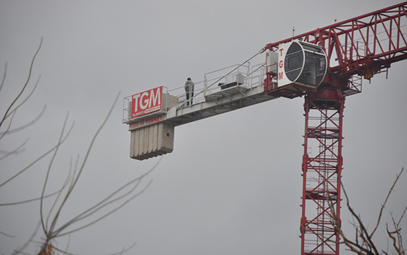 Vinç üzerinde 60 metre yüksekte namaz - Resim: 2