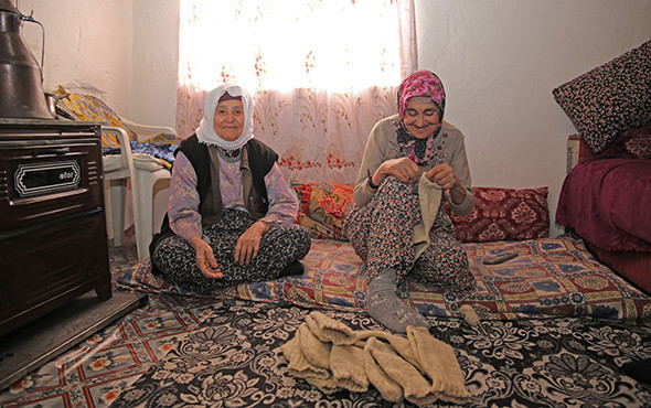 Tek eliyle ördüğü çorapları Mehmetçiğe gönderdi! - Resim: 1
