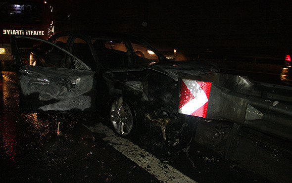 Bariyerlere çarpan lüks araç alev alev yandı! - Resim: 1