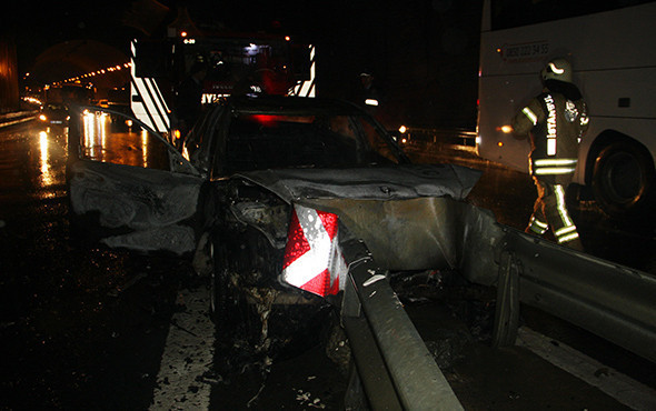 Bariyerlere çarpan lüks araç alev alev yandı! - Resim: 4