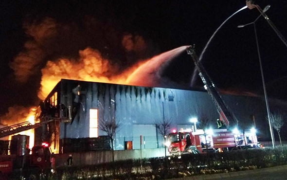 Parfüm fabrikası alev alev yandı! - Resim: 1