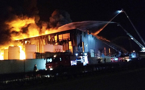 Parfüm fabrikası alev alev yandı! - Resim: 4