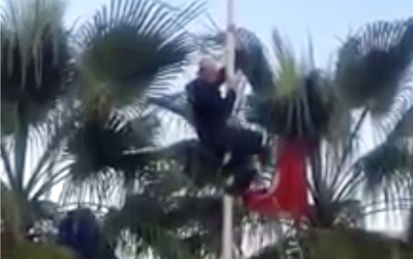 Türk Bayrağını indirmek istedi! Linçten zor kurtuldu... - Resim: 2