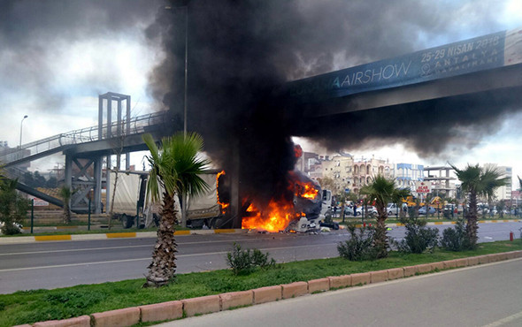 Üst geçidin ayağına çarpan TIR yandı! - Resim: 1