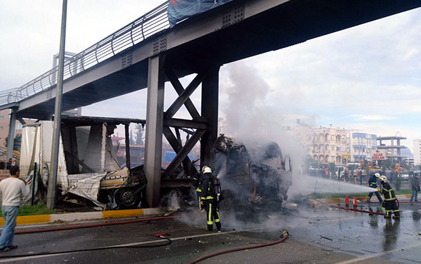 Üst geçidin ayağına çarpan TIR yandı! - Resim: 2
