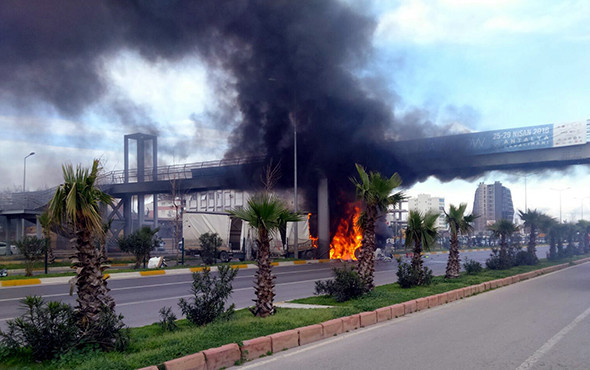 Üst geçidin ayağına çarpan TIR yandı! - Resim: 3