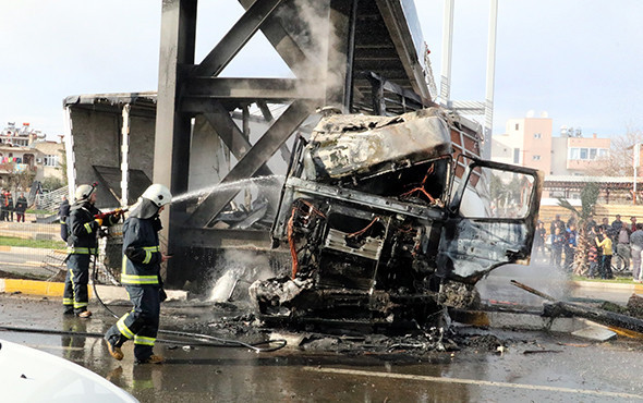 Üst geçidin ayağına çarpan TIR yandı! - Resim: 4