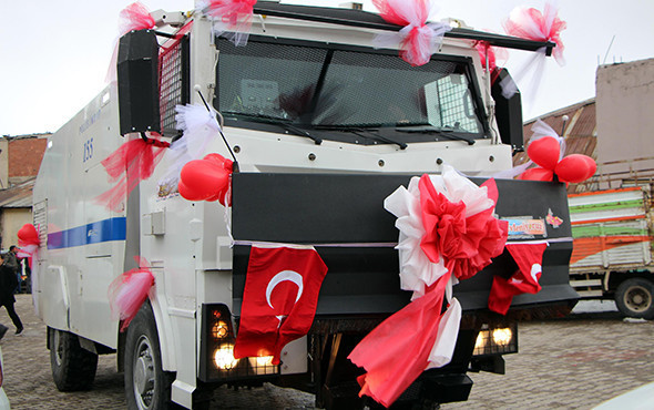 Böyle gelin arabası görülmedi! Polis ile öğretmenin düğününde... - Resim: 4