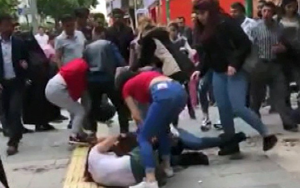 Genç kızların cadde ortasında akıl almaz kavgası! - Resim: 1