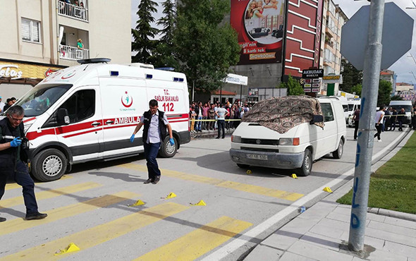 Korkunç görüntüler: Kırmızı ışıkta kanlı infaz! - Resim: 2