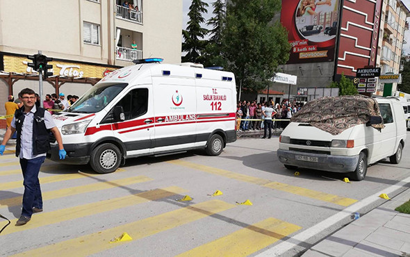 Korkunç görüntüler: Kırmızı ışıkta kanlı infaz! - Resim: 3