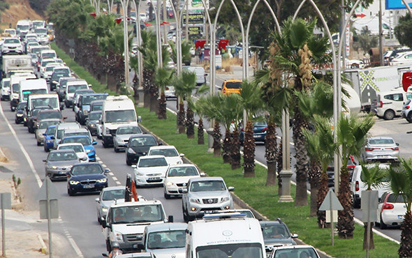 Trafik durdu: Tatil cennetinde kilometrelerce kuyruk! - Resim: 1