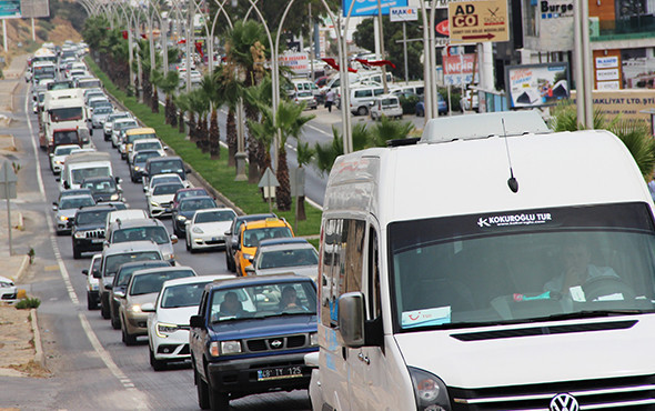 Trafik durdu: Tatil cennetinde kilometrelerce kuyruk! - Resim: 2