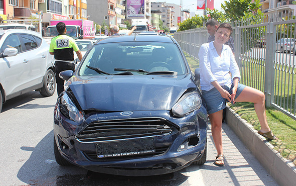 İlginç olay! Önündeki TIR'a üst üste çarptıktan sonra... - Resim: 2