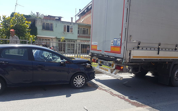 İlginç olay! Önündeki TIR'a üst üste çarptıktan sonra... - Resim: 4