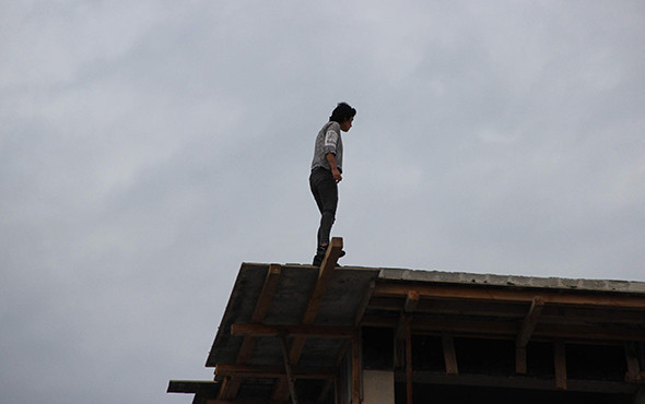 Genç kızın intihar girişimini çekirdek çitleyerek izlediler! - Resim: 2