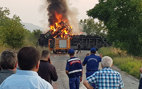 TIR devrilerek yandı: Müdahaleye giden itfaiye kaza yaptı! - Resim: 1