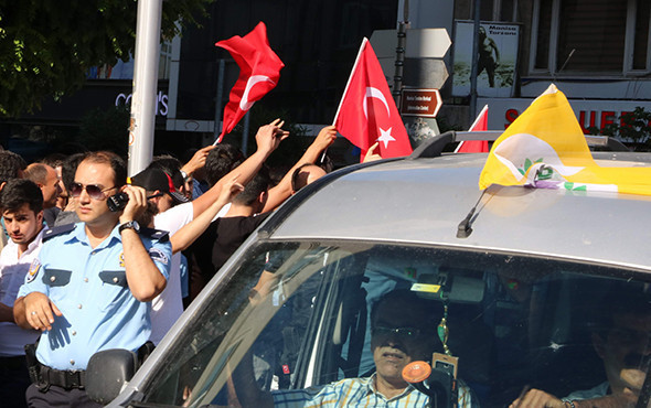 HDP mitingi öncesi ortalık karıştı: Sopalar havada uçuştu! - Resim: 1