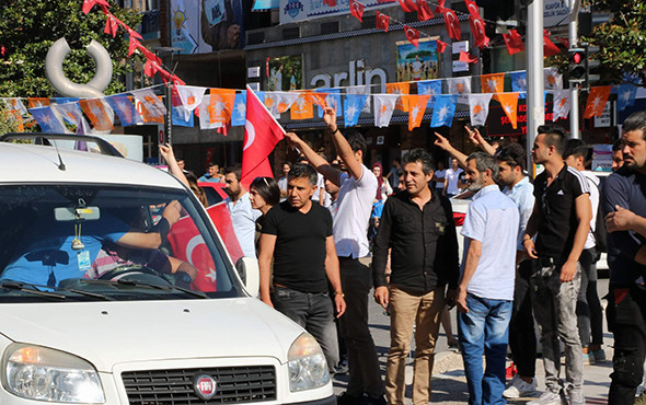 HDP mitingi öncesi ortalık karıştı: Sopalar havada uçuştu! - Resim: 2