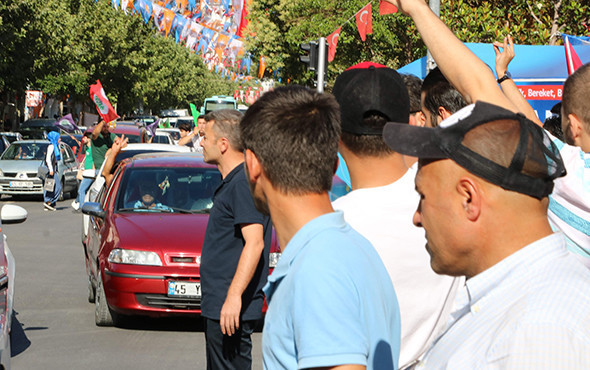 HDP mitingi öncesi ortalık karıştı: Sopalar havada uçuştu! - Resim: 3