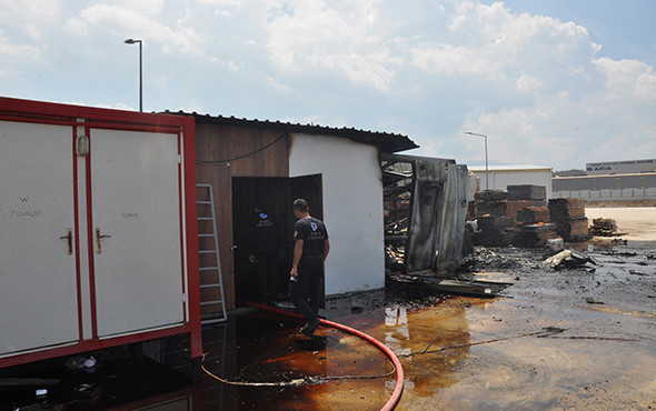 Fabrikada patlama: Ortalık savaş alanına döndü! - Resim: 3