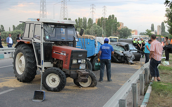 Traktörle çarpışan otomobil hurdaya döndü: Yaralılar var! - Resim: 1