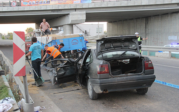Traktörle çarpışan otomobil hurdaya döndü: Yaralılar var! - Resim: 2