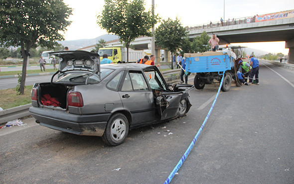 Traktörle çarpışan otomobil hurdaya döndü: Yaralılar var! - Resim: 3
