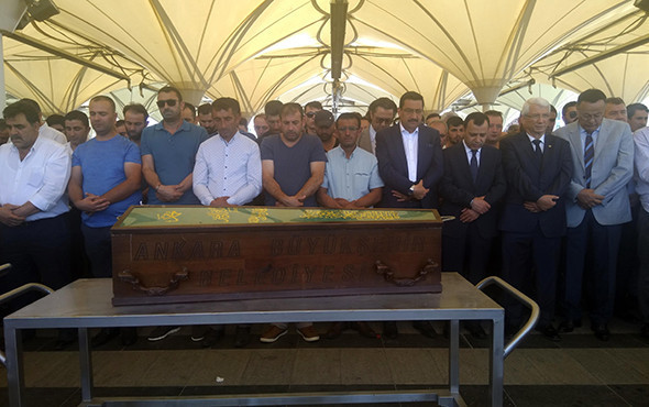 Kaza kurbanı ailenin cenazeleri Ankara'da toprağa verildi! - Resim: 1