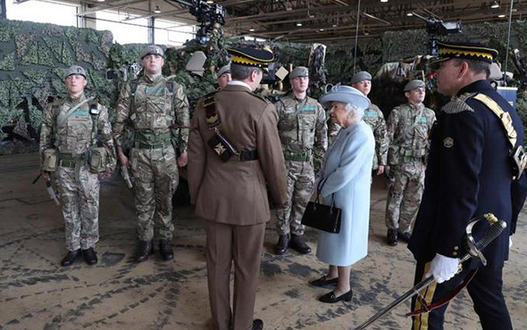 Kraliçenin ziyaret ettiği kışlada seks skandalı! - Resim: 2