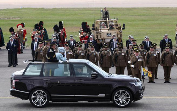 Kraliçenin ziyaret ettiği kışlada seks skandalı! - Resim: 3