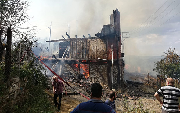 Eve düşen yıldırım, 30 hanelik köyü yok ediyordu! - Resim: 1