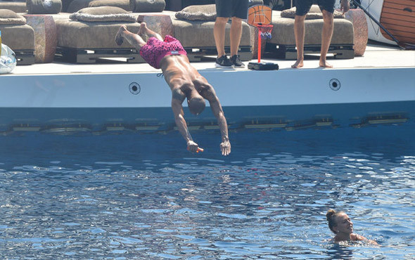 Yakışıklı mahkum sevgilisinin arkasında resmen kuyruk oldu! - Resim: 2