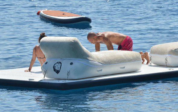 Yakışıklı mahkum sevgilisinin arkasında resmen kuyruk oldu! - Resim: 4