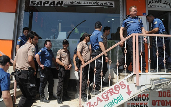 Dövizini alan polis TL'ye sahip çıkmak için sıraya girdi! - Resim: 2