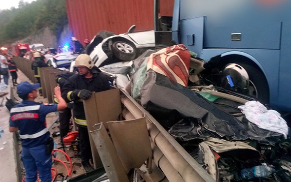 Korkunç kazaya 12 araç karıştı: Ölü ve çok sayıda yaralı var! - Resim: 1