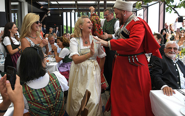 Putin, Avusturya Dışişleri Bakanı Kneissl ile dans etti! - Resim: 2