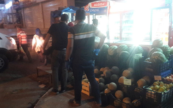 Herkesin gözü önünde eşini defalarca bıçakladı! - Resim: 1