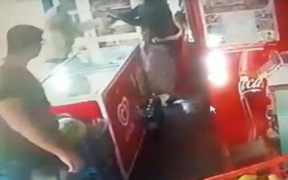 Herkesin gözü önünde eşini defalarca bıçakladı! - Resim: 2